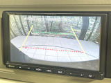 【バックカメラ】駐車時に後方がリアルタイム映像で確認できます。大型商業施設や立体駐車場での駐車時や、夜間のバック時に大活躍!運転スキルに関わらず、今や必須となった装備のひとつです!