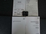 キーを携帯していればリクエストスイッチを押すだけでドアの開錠・施錠が可能です。しかもキーを差し込むことなくエンジンの始動・停止も可能です。取扱説明書・メンテナンスノートが揃っていますので安心です。