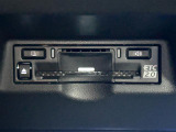 【ETC2.0(DSRC/ITSスポット)】ETCカードを挿入すれば料金所はノンストップで通過できます。ETC限定の割引や、高速道路の情報提供サービスを利用できます。