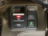 セレクトレバーの右に電子制御パーキングブレーキがあります。スイッチひとつで、停車した地点の傾斜などをシステムが検知・判断してブレーキ力を自動的に最適制御し、しっかり停車できるパーキングシステムです。