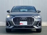 日本人デザイナーの発案によって2005年から採用されている、「シングルフレームグリル」。ひと目でAudiとわかる象徴的なデザインはAudiのブランドイメージを確立しています。