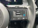 プロパイロットのセットは、親指だけの2ステップでOK!車線をキープし、リーフがアクセル、ブレーキ、ステアリングをコントロールして、前車との車間距離を保つ手助けをします。
