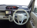 【運転席インテリアデザイン】左右対称のインテリアデザインでドライバーを包み込み運転に集中できるように設計されています。