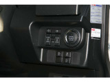 両側電動スライドドアの開閉も運転席で行えます。ほか、安全運転支援のなどの各スイッチが集約されています。