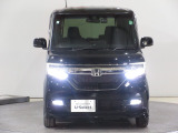 ハロゲンより明るく、より遠くまでさらなる安心感のあるLEDヘッドライトを採用。点灯忘れも防止できるオートライトコントロール機構付きです。