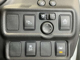 車線逸脱警報装置付きです!フロントカメラによりレーンマーカーを検知し、意図せずに走行車線から逸脱しそうな場合、メーター内のディスプレイ表示とブザーで注意を喚起します。