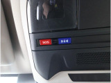 専用ボタンでコールセンターへ接続。状況に応じて緊急車両の要請やロードサービスの取次ぎを行います。重大事故の際は自動的にコールセンターにつながり、緊急車両やドクターヘリを要請します。(要申込)