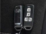 ◆スマートキー◆カギをバッグやポケットに入れたままでもドアロックの開閉ができる『スマートキー』付き!雨天や暗くなってもカギを取り出す必要がなくドアの開錠&エンジンも始動できます