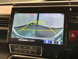 リバースギアに入れるだけで後方の表示へ切り替わります。夜間や雨の日の駐車も楽になりますよ。