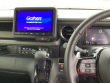 運転席周辺のスマートなレイアウトが、操作のしやすさを実現。快適なドライブをサポートします。手元で操作ができる、電子制御パーキングブレーキ。