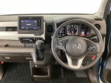 【ハンドル】運転にかかわる様々な操作を安全に行えるように視点移動が少なく操作性に配慮されたスイッチ類が凝縮されたコックピットです。