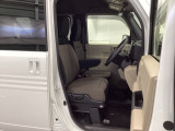 フィット感のあるシート。しっかりと支えてくれるので、長時間の運転を快適にサポートしてくれます。