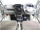 運転席から手の届く範囲に収納スペースが多く、日常使いに便利です。運転席からの見晴らしも良いので運転もしやすいです◎