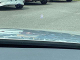 必要な情報を投影するヘッドアップディスプレイ(運転席前のガラス等に車速やナビ情報を投影する機能)。視線移動を抑え、速度やナビのルート案内、安全警告を直感的に確認。長距離運転でも疲れません。