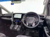 運転席まわりです。 各操作スイッチは使いやすい位置に配置されてます。