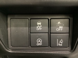 Hondaセンシング用の、VSA(ABS+TCS+横滑り抑制)解除と路外逸脱抑制機能のオンオフスイッチなどはハンドルの右側に装備しています。