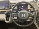 【ハンドル】運転にかかわる様々な操作を安全に行えるように視点移動が少なく操作性に配慮されたスイッチ類が凝縮されたコックピットです。