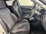 運転席も広くゆとりのある室内です