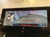 【パノラミックビューモニター】映像で、見づらい車両周辺の確認をアシスト。クルマを真上から見ているような映像を表示。 運転席から確認しにくい車両周囲の状況を把握。