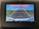 【バックカメラ】運転が苦手な方も車庫入れラクラクです!ギアをリバースに入れれば自動的に切り換わりますので、面倒な操作は不要です♪狭い駐車場もお車を傷つけず安心ですね!