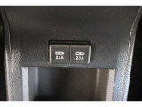 後部席へ乗車して携帯電話などを充電する時に前から配線を伸ばすとごちゃごちゃして邪魔になりがちですよね。そんな煩わしさを解消する後席側USBポート☆