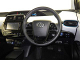 運転席まわりです。 各操作スイッチは使いやすい位置に配置されてます。