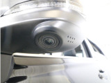 助手席側で見えにくい左前方の映像を、車内のマルチファンクションディスプレイに映し出します。前方への駐車や左寄せ、狭い道でのすれ違いなど、さまざまなシーンで安心して運転できる便利な機能です。