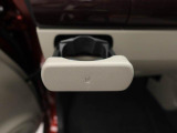 カップホルダーは運転席や助手席からちょうど手の届く位置です!!