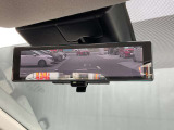 【インテリジェントルームミラー】 車両後方のカメラ映像がミラーに映るので、乗員や荷物が多くても安心♪夜間や悪天候の日でもクリアな映像で視界良好です◎