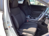 運転席は、大きな座面と包み込むような背もたれがドライバーの身体全体をしっかり支えます。上質なシート素材と座り心地のよいクッションを採用し、長時間の運転やコーナーの多い道も快適です。