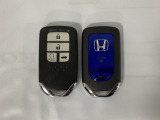 スマートキーを装備しています。鍵を差し込むことなくドアロックの開け閉めと、スタートボタン操作でのエンジンスタートができます。ボタン操作でトランクが開けられるトランクオープナーもついています。