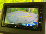 【バックカメラ】駐車時に後方がリアルタイム映像で確認できます。大型商業施設や立体駐車場での駐車時や、夜間のバック時に大活躍!運転スキルに関わらず、今や必須となった装備のひとつです!
