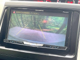 【バックカメラ】駐車時に後方がリアルタイム映像で確認できます。大型商業施設や立体駐車場での駐車時や、夜間のバック時に大活躍!運転スキルに関わらず、今や必須となった装備のひとつです!