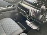運転席周りの収納も豊富です