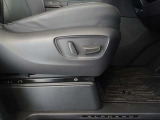 パワーシート搭載。微妙な調整が手軽にでき、ピッタリのポジションで運転することが可能です。