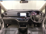 車内は光触媒抗菌消臭施工済です。インパネ周りはスタイリッシュなデザインです。グローブボックスやカップホルダーのほかにトレーなどたくさんの収納スペースが付いています。