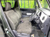 運転席まわりには十分なスペースがあり、大柄な方でもゆったり運転していただける環境です。