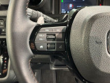 ステアリングにオーディオ操作スイッチが付いています。オーディオ画面に直接タッチしなくても操作が出来ますので、運転に集中できます。