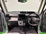 360&deg;UV&IRカット機能ガラス採用。見易い計器類と運転し易いレイアウトのドライビングポジションは、極細Aピラーの採用で視角も少なく前方&左右の見切りが良く安心して運転できます。