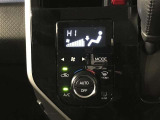【オートエアコン】一度お好みの温度に設定すれば、車内の温度を検知し風量や温度を自動で調整。暑い&hellip;寒い&hellip;と何度もスイッチ操作をする必要はありません。快適な車内空間には必須の機能ですね♪