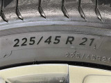 タイヤサイズは【225/45R21】