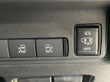 【ハンズフリー機能付き両側パワースライドドア】スライドドアの下に足先を入れてすぐ引くと、自動的にスライドドアが開閉します!荷物で両手がふさがった状態でも、ドアの開閉ができてとっても便利!