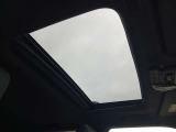室内に心地いい解放感を。パノラマムーンルーフ付きです。キャンプで星空を眺められます!