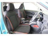 【運転席&助手席】シートは黒を基調にしたスタイリッシュなデザインです。クリーニング済みですので清潔感があり気持ち良く乗っていただけます♪