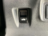 運転席からトランクのドアが開けれます