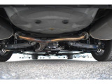 車両後方からの下回りです。マフラー防錆塗装や下回り防錆施工等も可能でございます。