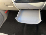 小物が置ける小さなテーブルが付いていますので便利です。