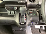 足元スッキリ、インパネシフトです。パーキングブレーキは電子制御パーキングブレーキタイプなので、運転席と助手席の間がスッキリしています。