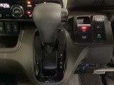 CVT車のセレクトレバーです。低速から高速まで、変速ショックのないスムーズな走りを実現するとともに、エンジン効率のよい領域を維持することで燃費にも貢献します。