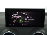 スマートフォンとAudiをUSBケーブルを介し接続。AppleのCarPlayやAndroid Autoのアプリを通じて、スマートフォンのコンテンツをMMIディスプレイに表示します。